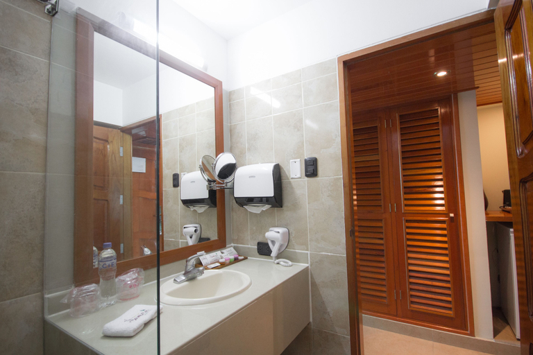 Bathroom 4, Samiria Jungle Hotel, Maynas