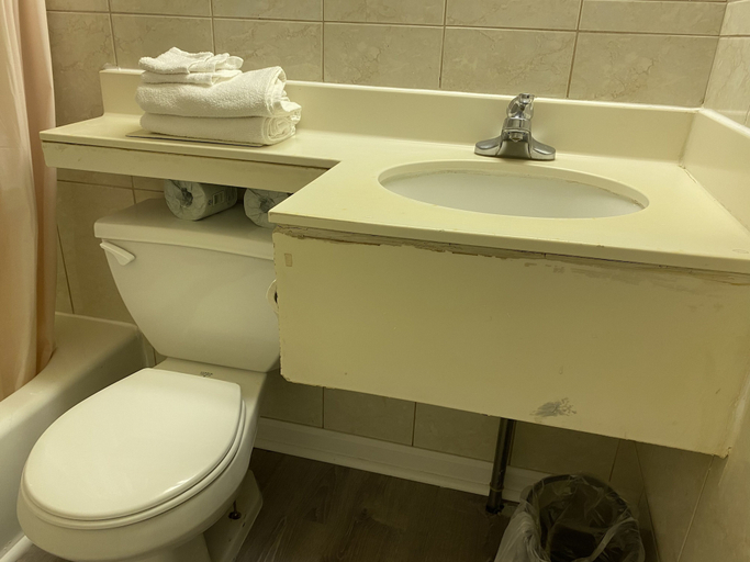 Bathroom 4, Red Carpet Inn & Suites, Atlantic