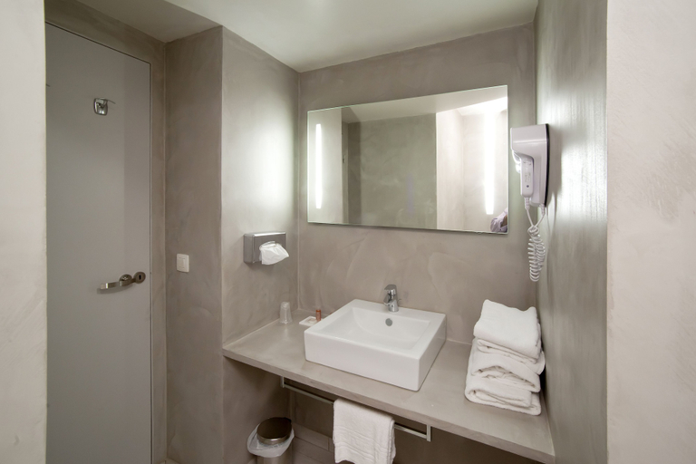 Bathroom 5, Hotel Le Cardinal Rueil Centre, Hauts-de-Seine