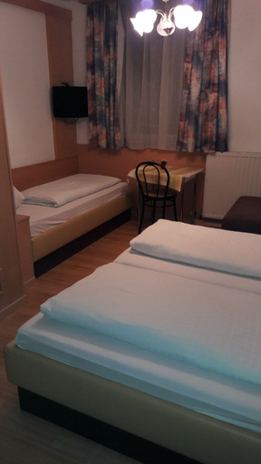 Bedroom 2, Hotel Tautermann, Innsbruck