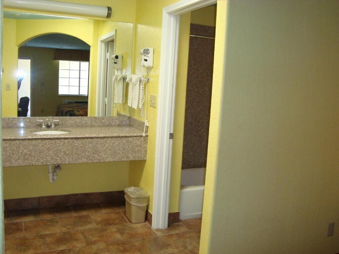 Bathroom 4, Winnquest Inn Near Ft. Sam Houston, Bexar