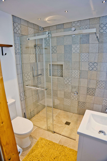 Bathroom 5, Les Picardies, Charente