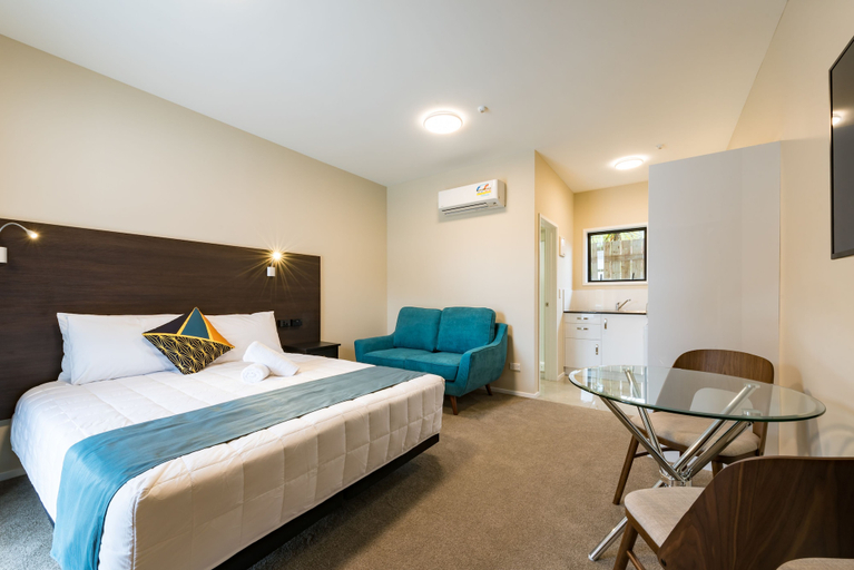 Bedroom 3, Dolphin Motel, Far North