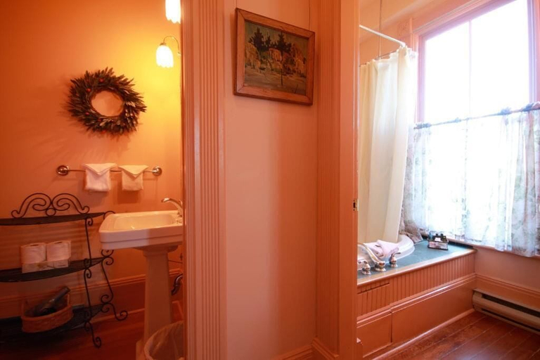 Others 5, The Catherine St Guesthouse, Capital