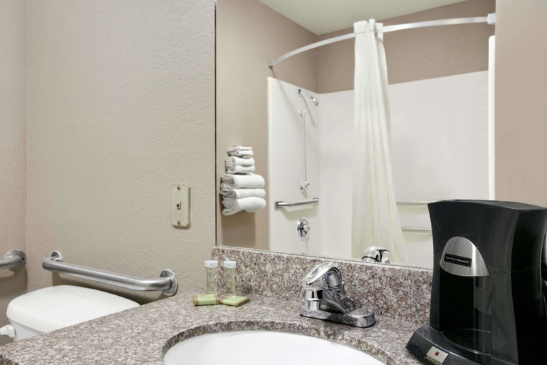 Bathroom 4, Super 8 by Wyndham Strafford/Springfield Area, Greene