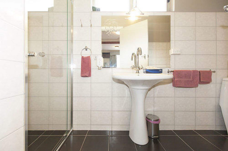 Bathroom 4, The Grampians Motel & The Views Restaurant, N. Grampians - Stawell