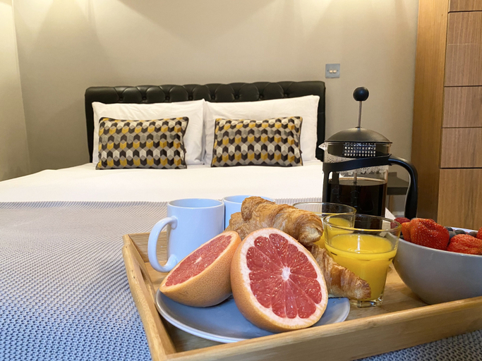 Food & Drinks 4, Apartment Next to Victoria Station, London