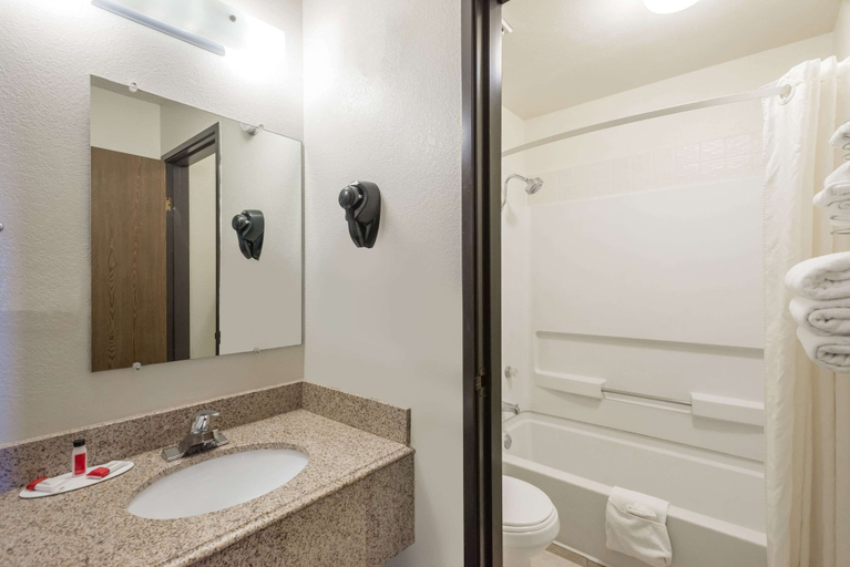 Bathroom 4, Super 8 by Wyndham Tucumcari, Quay