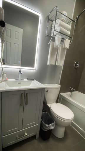 Bathroom 3, North Bay Inn, Nipissing
