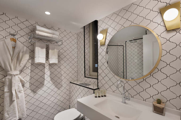 Bathroom 5, Sam & Blondi