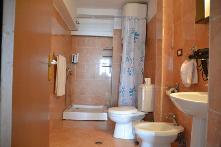 Bathroom 2, Tirana Center Excelsior Apartment, Tiranës
