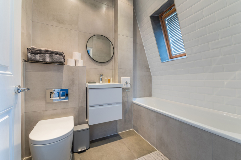 Bathroom 4, 140 Minories, London