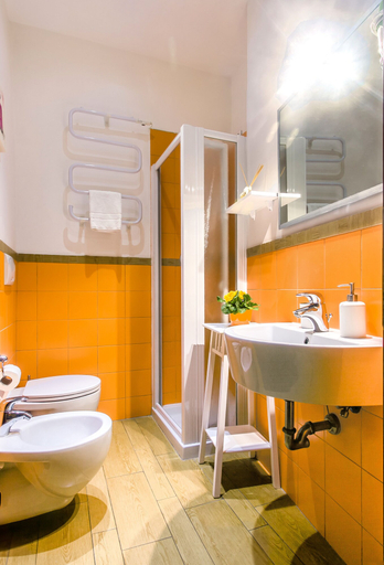 Bathroom 4, Day by Day, Roma