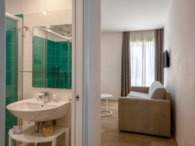 Bathroom 5, Hotel Isabella, Napoli