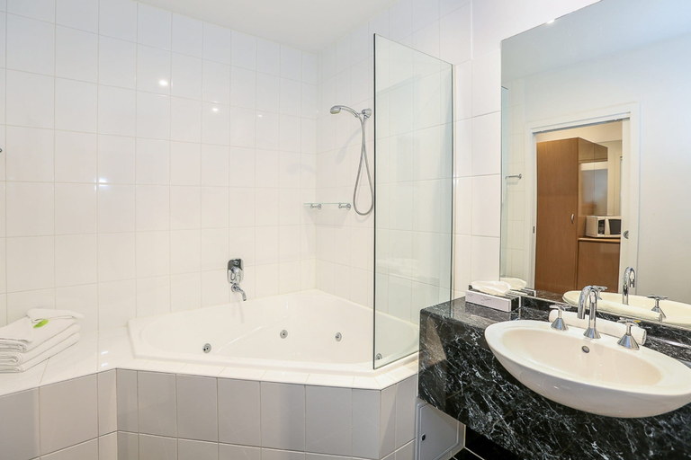Bathroom 5, Belmercer Motel, Geelong
