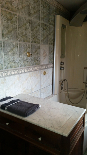 Bathroom 2, Le Moliere 3 chambres, Saône-et-Loire