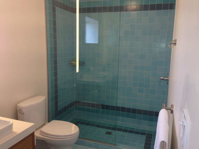 Bathroom 4, Beverly Laurel Hotel at West Hollywood, Los Angeles
