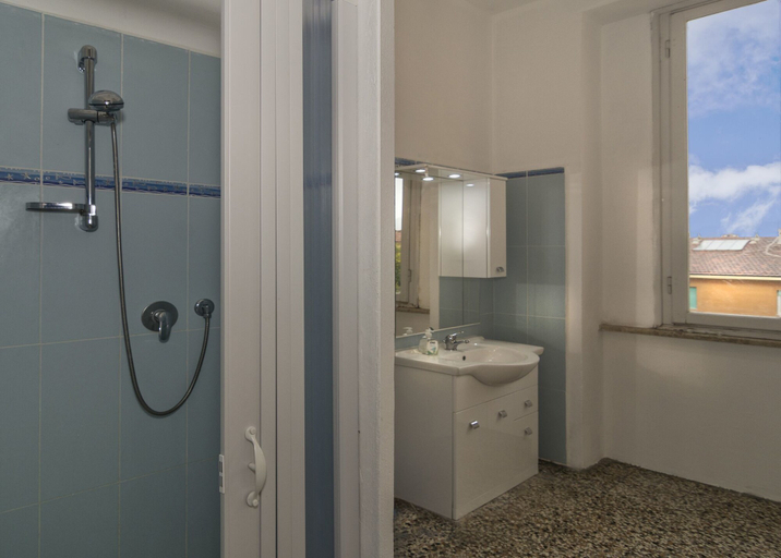 Bathroom 5, Near It All, Pisa