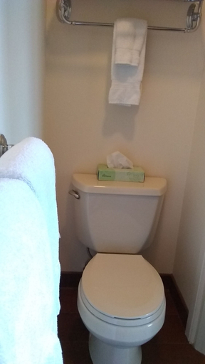 Bathroom 4, Noyo Harbor Inn Restaurant and Tavern, Mendocino