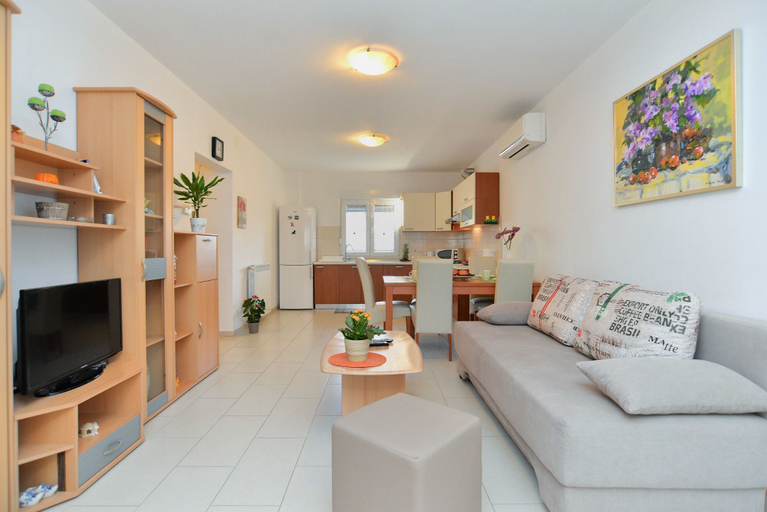 Others 5, Apartment 1100, Pula