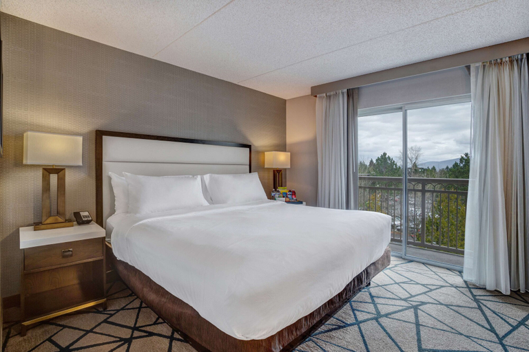 Bedroom 4, Embassy Suites by Hilton Seattle Bellevue, King