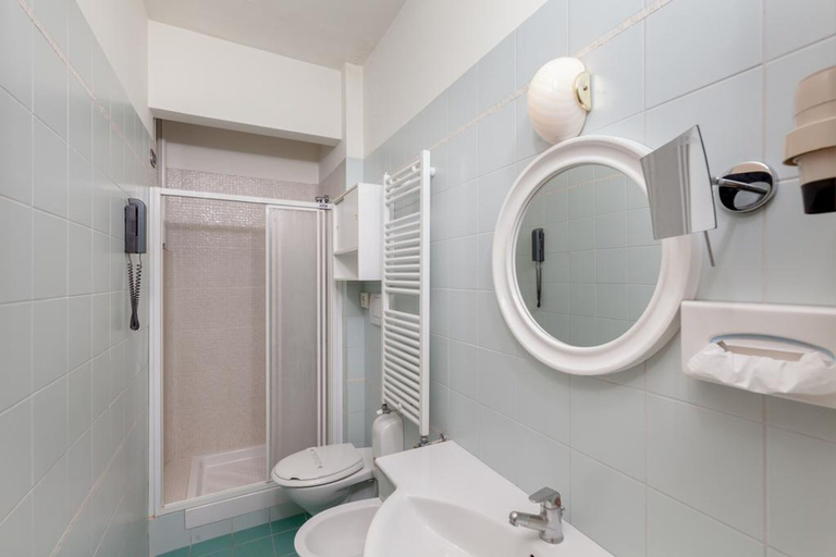 Bathroom 4, Hotel Tevere, Perugia