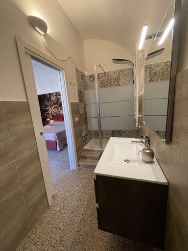 Bathroom 3, Central Rooms, Bari
