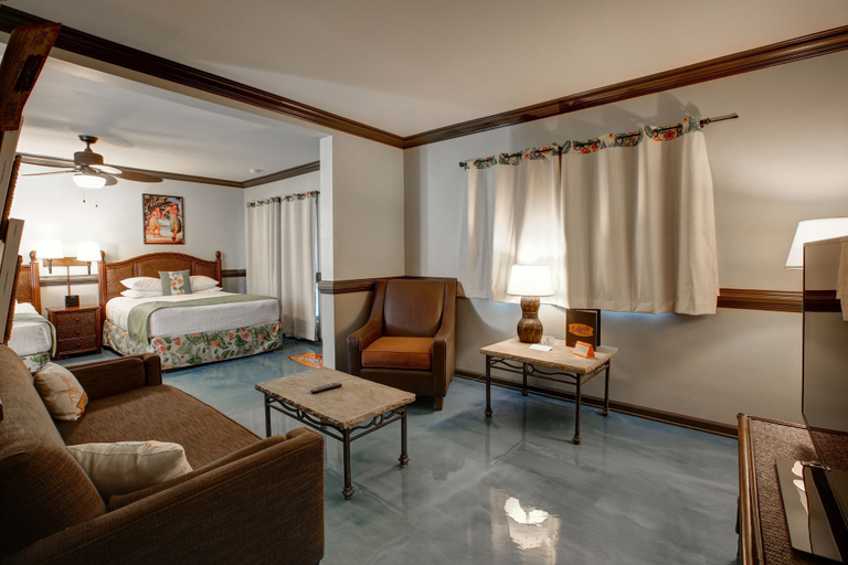 Bedroom 3, Caliente Tropics Hotel, Riverside