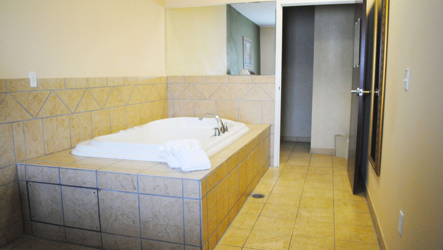 Bathroom 4, Magnuson Hotel Commerce, Hunt