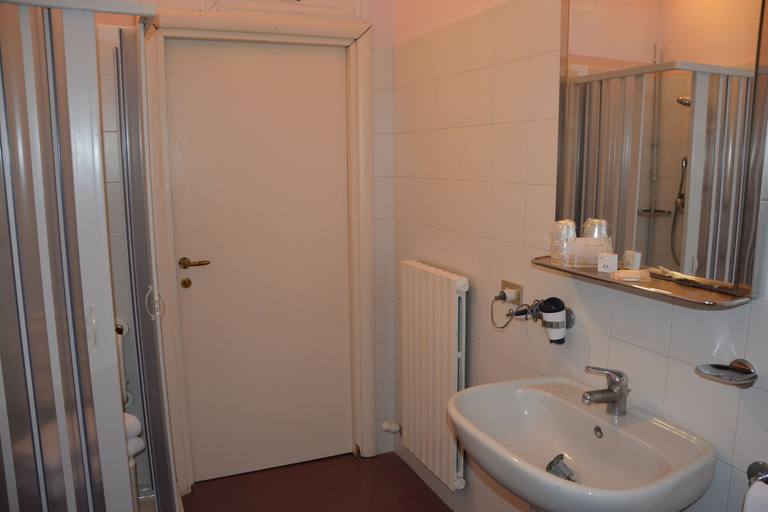 Bathroom 4, Hotel Alfieri, Savona