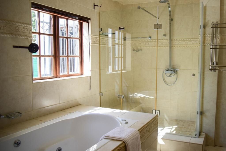 Bathroom 5, Indlovukazi Guesthouse, Bojanala