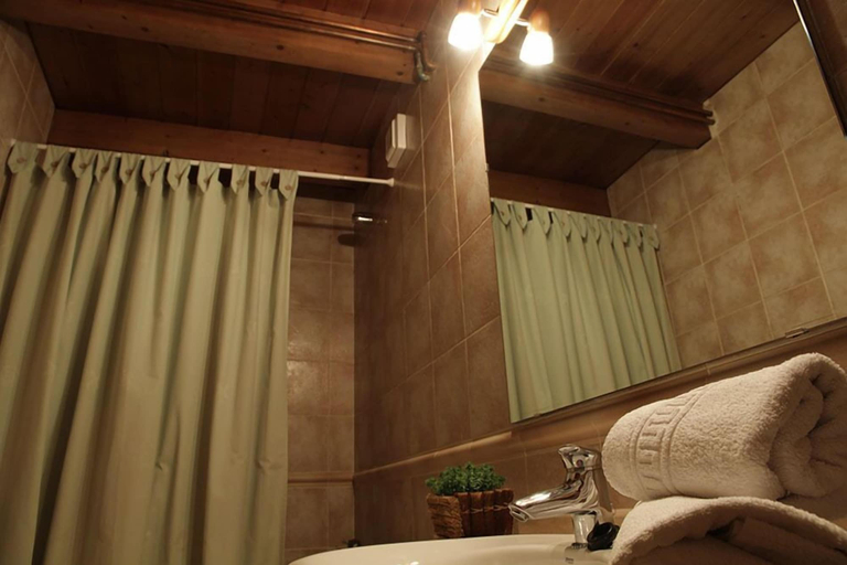 Bathroom 3, Apartaments La Llucana, Lleida