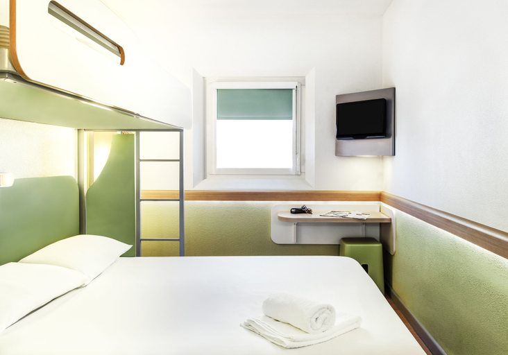 Bedroom 4, ibis budget London Hounslow, London