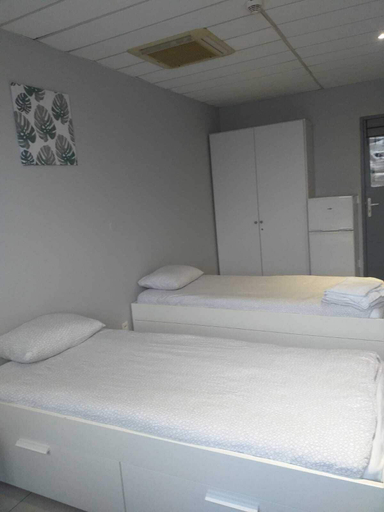 Bedroom 5, Apparthotel Area, Studios avec Salles de bains et kitchenettes privatives et Chambres avec cuisine et salle de bains communes, Val-d'Oise