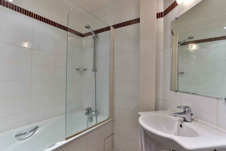 Bathroom 5, Hôtel Le Home, Val-de-Marne