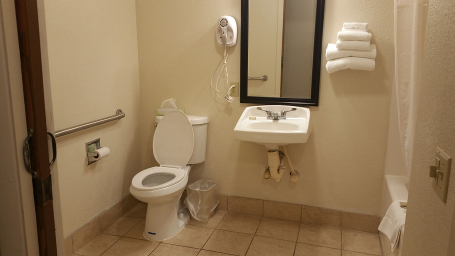 Bathroom 4, Baymont by Wyndham Tuscola, Douglas