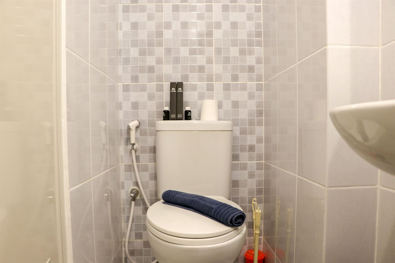 Bathroom 5, Relaxing and Comfy Studio at Tokyo Riverside PIK 2 Apartment By Travelio, Tangerang