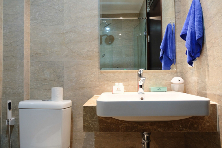 Bathroom 5, Best Price Studio Menteng Park Apartment By Travelio, Central Jakarta