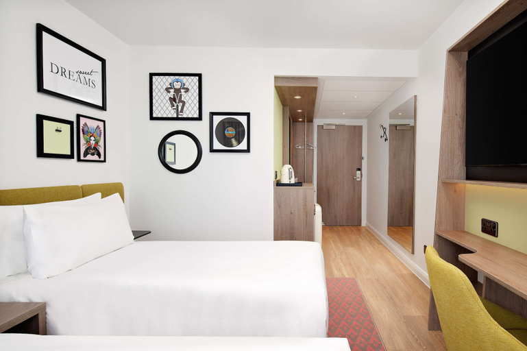 Bedroom 3, Hampton by Hilton High Wycombe, Buckinghamshire