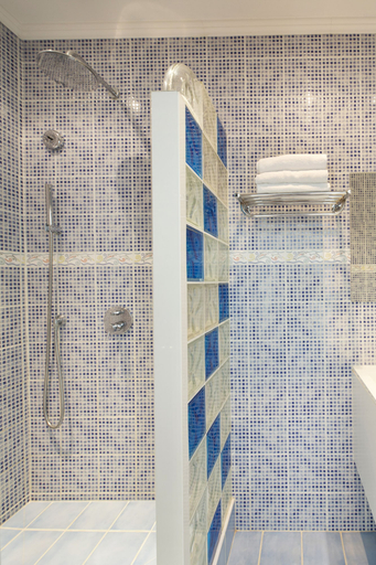 Bathroom 5, Juan Beach, Alpes-Maritimes