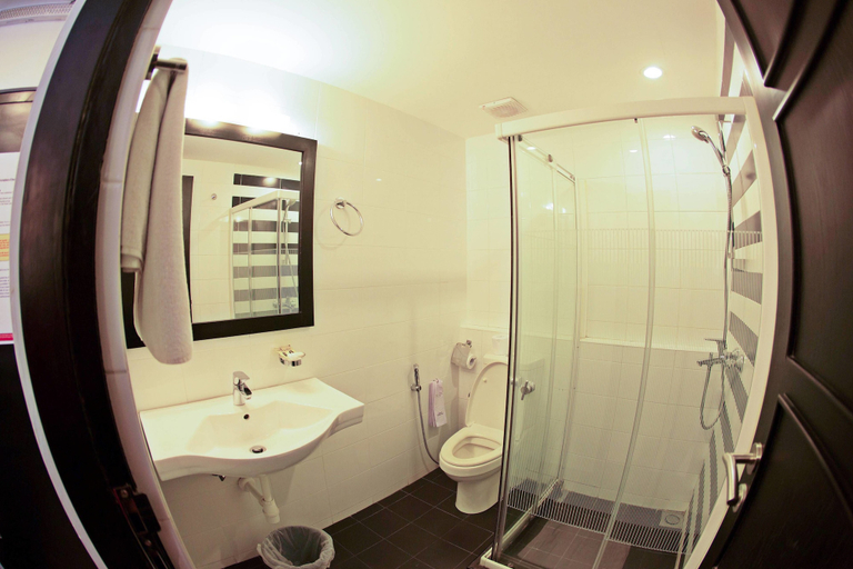Bathroom 5, Clock Inn Colombo, Thimbirigasyaya
