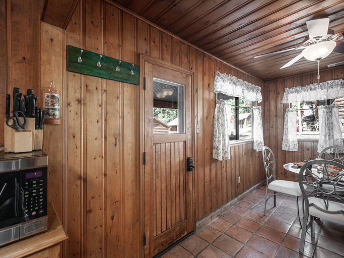 Food & Drinks, Mechem Dr Apache Village & Cabins by VTrips, Lincoln