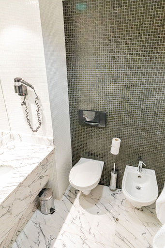 Bathroom 5, Marina Club Suite Hotel, Lagos