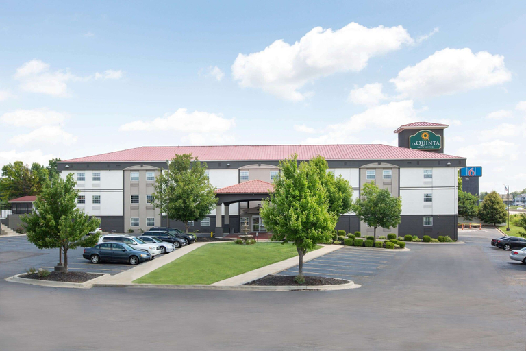Exterior & Views 2, La Quinta Inn & Suites by Wyndham Blue Springs, Kansas City