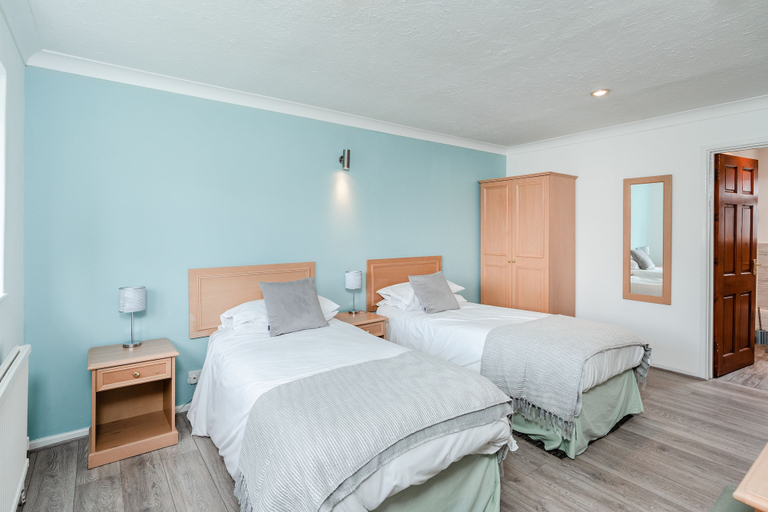 Bedroom 2, Pike & Eel Hotel and Marina, Cambridgeshire