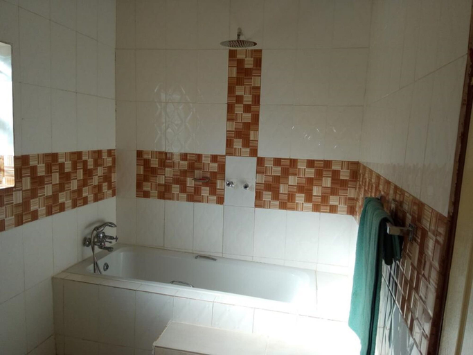 Bathroom 3, Mck Lodge Ltd, Kafue