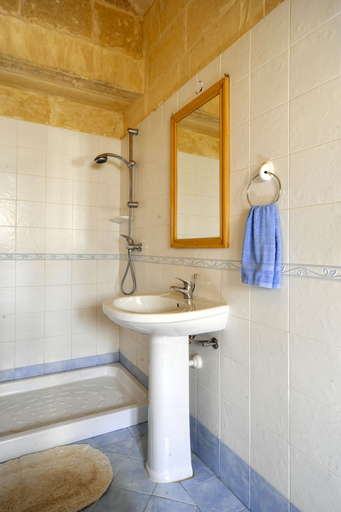 Bathroom 3, Tal-barun Farmhouse