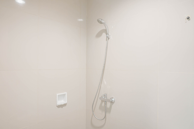 Bathroom 5, Comfortable Studio Room at Tree Park BSD Apartment By Travelio, Tangerang Selatan
