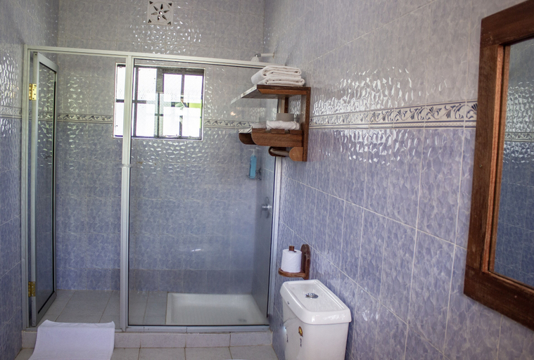 Bathroom 4, Penguin House, Laikipia East