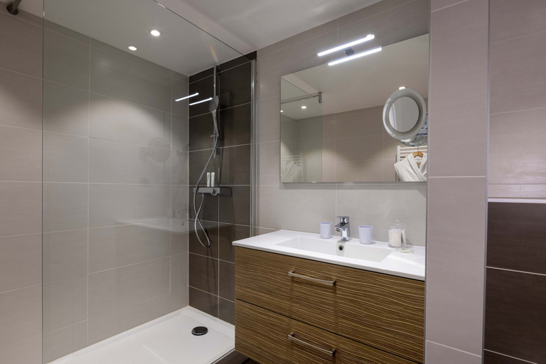 Bathroom 4, Le Regent, Paris